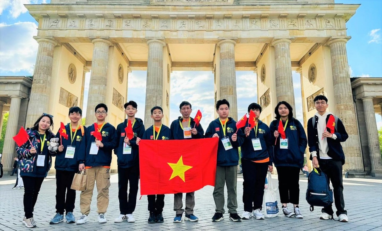 Students of Hanoi pose for a group photo in Berlin, Germany. Photo: VNA Students of Hanoi pose for a group photo in Berlin, Germany. Photo: VNA