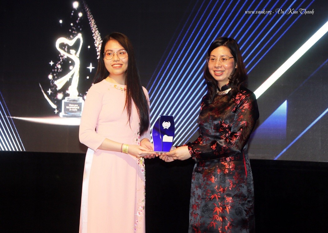 To Minh Thu, Deputy Ambassador of Vietnam in the UK, has presented the Community Organisation of the Year award to the Vietnamese Intellectual Society in the UK and Ireland. Photo courtesy of Vu Kim Thanh To Minh Thu, Deputy Ambassador of Vietnam in the UK, has presented the Community Organisation of the Year award to the Vietnamese Intellectual Society in the UK and Ireland. Photo courtesy of Vu Kim Thanh