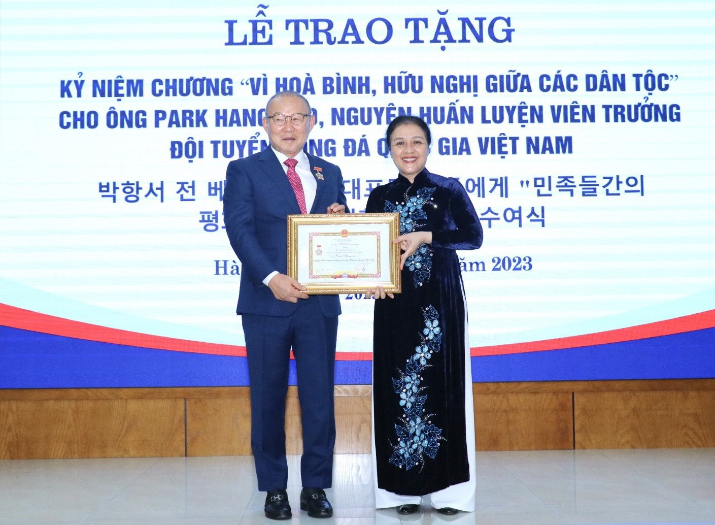 Ông Park Hang-seo: "Tôi sẽ làm việc chăm chỉ để báo đáp tình cảm của người dân Việt Nam"