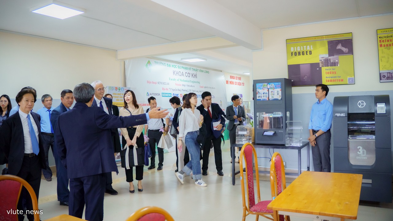 Đoàn đại biểu tỉnh Niigata tham quan Trung tâm Thực hành công nghệ cao Khoa cơ khí VLUTE (Ảnh: VLUTE). Đoàn đại biểu tỉnh Niigata tham quan Trung tâm Thực hành công nghệ cao Khoa cơ khí VLUTE (Ảnh: VLUTE).