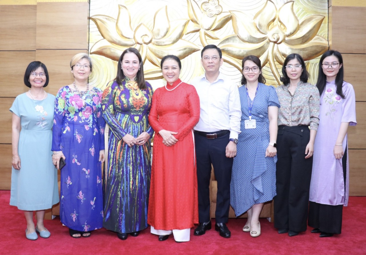 Các đại biểu tham gia buổi lễ Các đại biểu tham gia buổi lễ