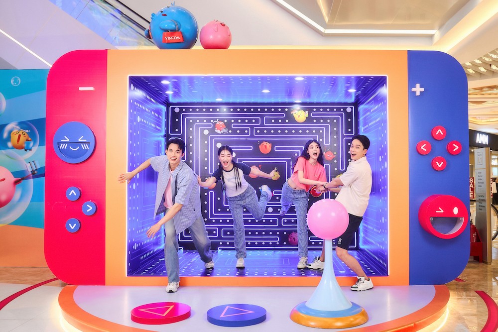 Giới trẻ “rần rần” check-in với máy game khổng lồ ngoài đời thực tại Vincom Mega Mall Smart City. Giới trẻ “rần rần” check-in với máy game khổng lồ ngoài đời thực tại Vincom Mega Mall Smart City.
