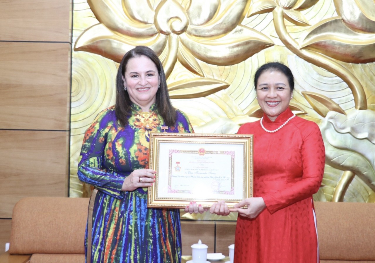 Chủ tịch VUFO Nguyễn Phương Nga trao tặng Kỷ niệm chương Vinh danh Trưởng đại diện UN Women tại Việt Nam vì những nỗ lực thúc đẩy bình đẳng giới