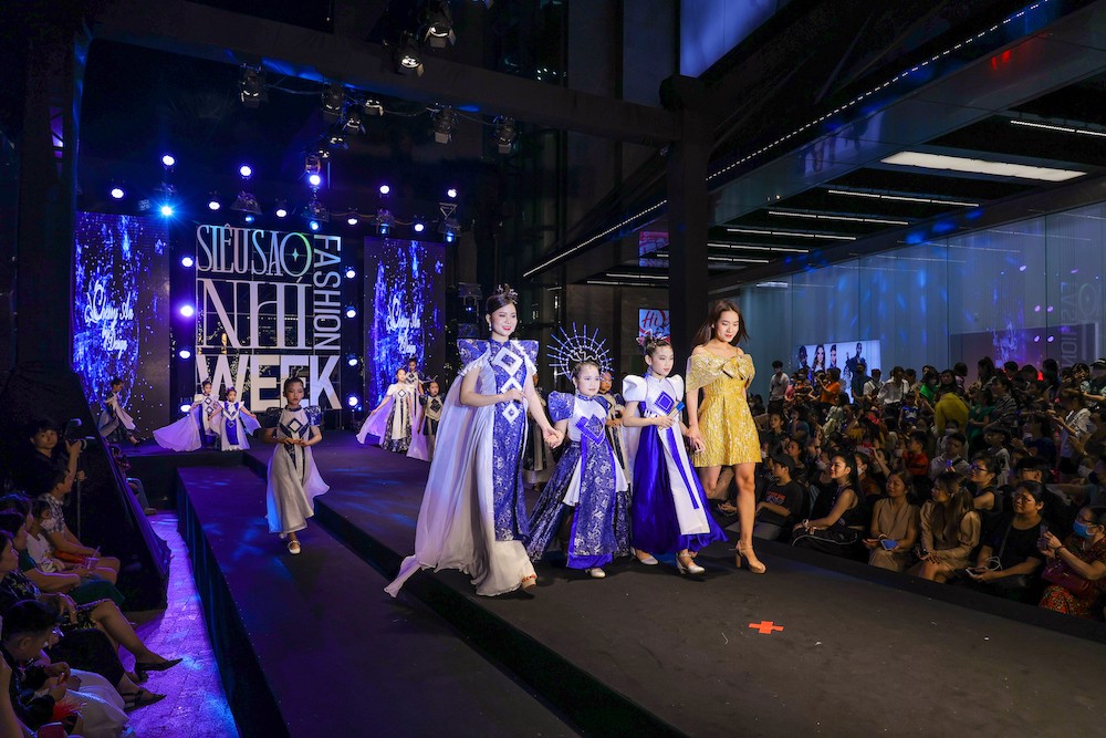 Hàng nghìn khán giả tới thưởng thức show diễn thời trang đỉnh cao nằm trong chuỗi Kidz Summer Fashion Tour với sự tham gia của hơn 100 người mẫu nhí. Hàng nghìn khán giả tới thưởng thức show diễn thời trang đỉnh cao nằm trong chuỗi Kidz Summer Fashion Tour với sự tham gia của hơn 100 người mẫu nhí.
