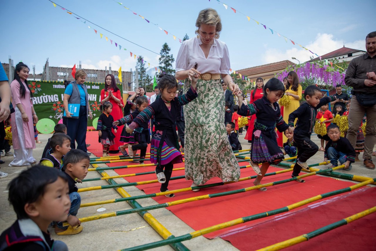 Hoàng hậu Mathilde thăm Trường mầm non Hàm Rồng, thị xã Sa Pa, tỉnh Lào Cai (Ảnh: UNICEF Việt Nam).