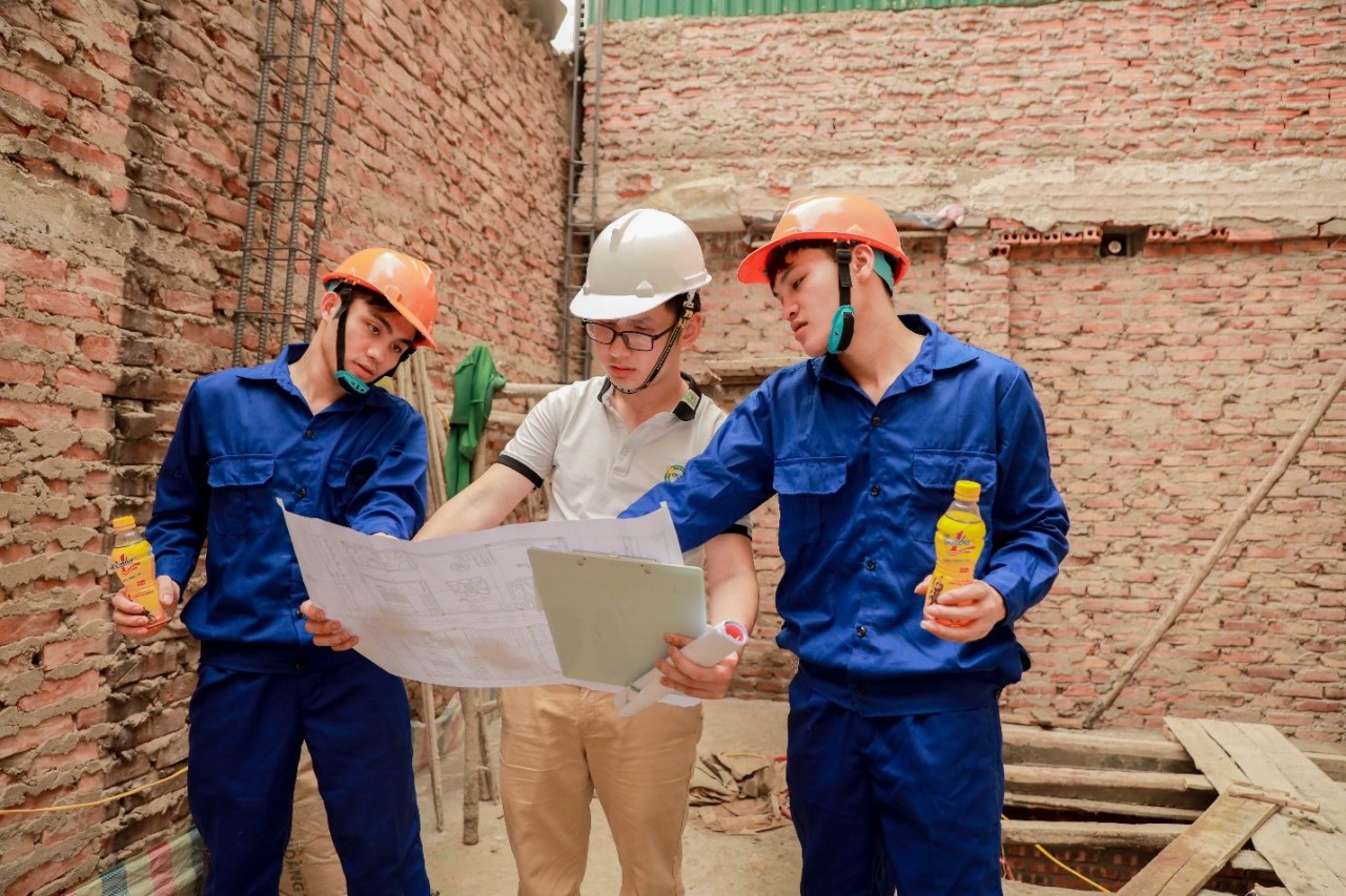 Thời tiết nắng nóng khiến người lao động dễ rơi vào tình trạng cạn kiệt năng lượng. Thời tiết nắng nóng khiến người lao động dễ rơi vào tình trạng cạn kiệt năng lượng.