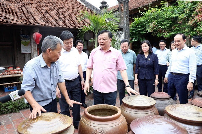 Bí thư Thành ủy Hà Nội Đinh Tiến Dũng cùng lãnh đạo thành phố Hà Nội thăm một số ngôi nhà cổ tại di tích làng cổ ở Đường Lâm (xã Đường Lâm) (Ảnh: Hanoi.gov)
