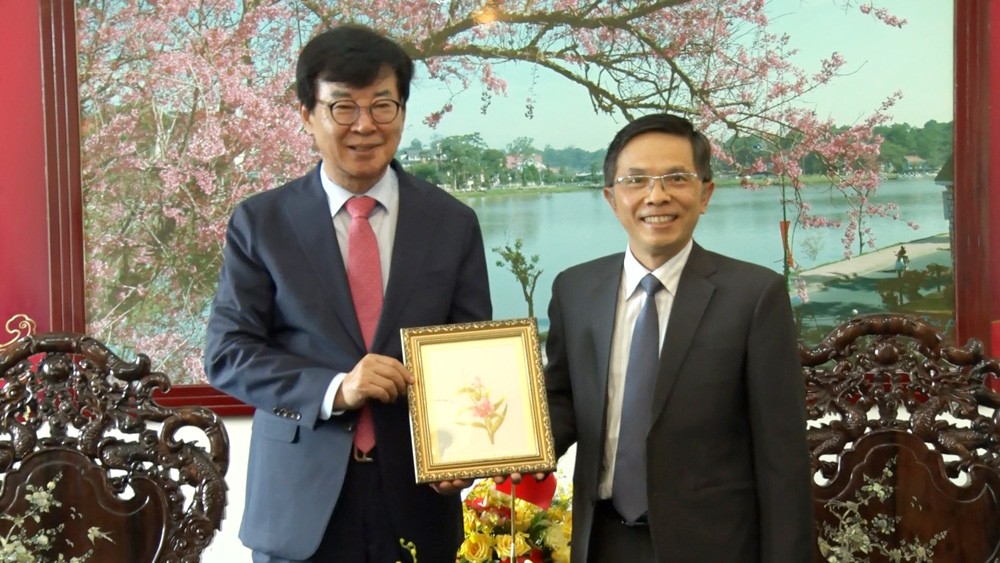 Bí thư Thành ủy Đà Lạt Đặng Trí Dũng trao quà lưu niệm cho lãnh đạo huyện Jangheung (Ảnh: Báo Lâm Đồng) Bí thư Thành ủy Đà Lạt Đặng Trí Dũng trao quà lưu niệm cho lãnh đạo huyện Jangheung (Ảnh: Báo Lâm Đồng)