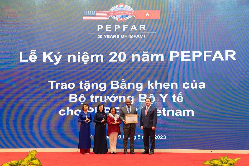 the Minister of Health awarded the Certificate of Merit and the Medal US Helps Vietnam Maintain HIV/AIDS Community Infection Rate Below 0.3%