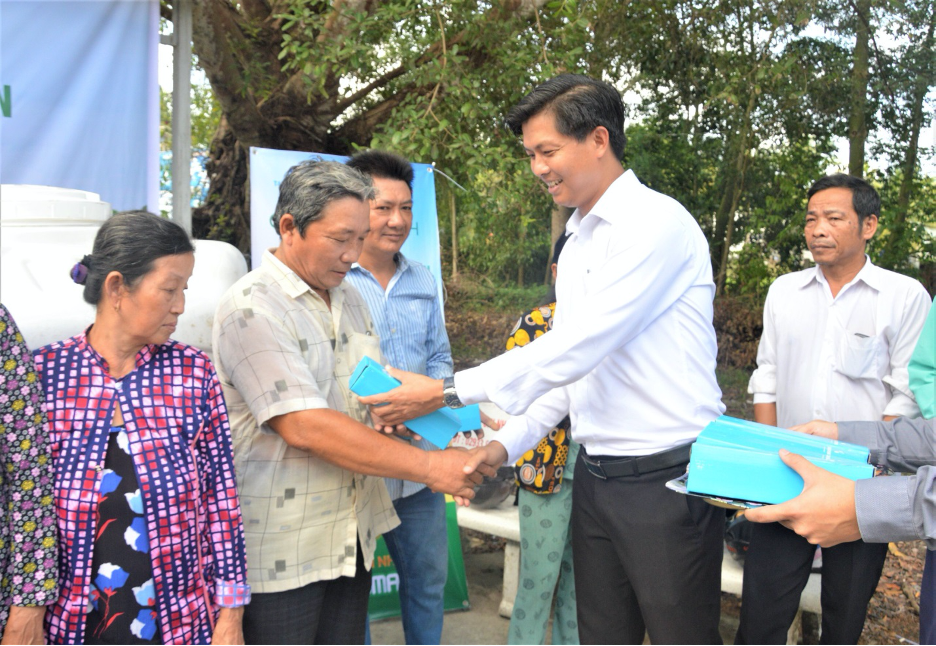 Đại diện Tập đoàn Tân Á Đại Thành trao tặng bình giữ nhiệt cho người dân. Đại diện Tập đoàn Tân Á Đại Thành trao tặng bình giữ nhiệt cho người dân.