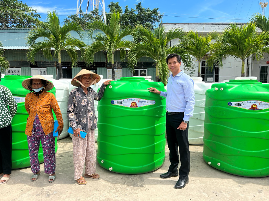 Đại diện Tập đoàn Tân Á Đại Thành trao tặng bồn nước cho người dân xã Vĩnh Hậu. Đại diện Tập đoàn Tân Á Đại Thành trao tặng bồn nước cho người dân xã Vĩnh Hậu.