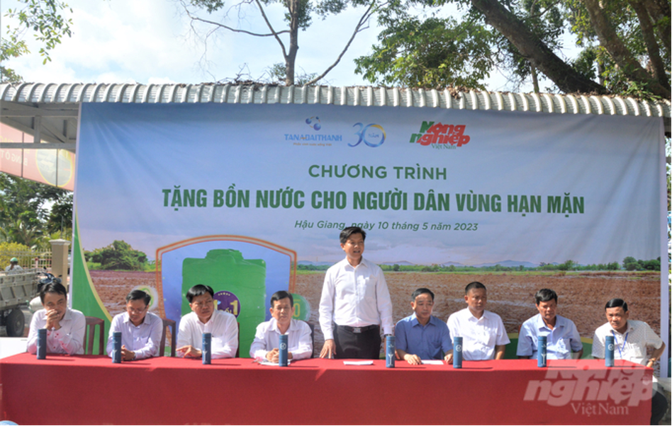 Ông Lê Văn Sơn phát biểu khởi động chương trình tặng bồn nước cho người dân vùng hạn mặn. Ông Lê Văn Sơn phát biểu khởi động chương trình tặng bồn nước cho người dân vùng hạn mặn.