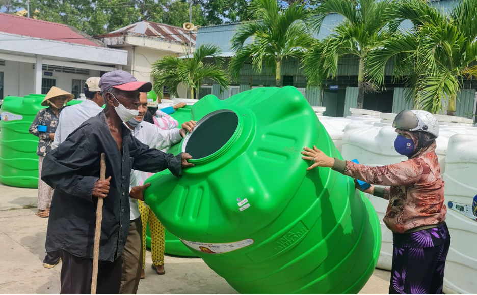Người dân xã Vĩnh Hậu vui mừng với món quà của Tập đoàn Tân Á Đại Thành. Người dân xã Vĩnh Hậu vui mừng với món quà của Tập đoàn Tân Á Đại Thành.