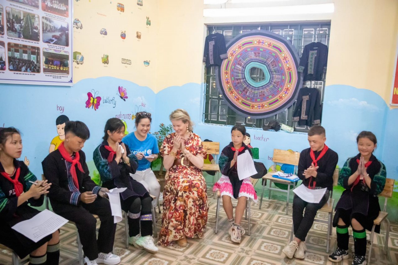 On the last day of her visit to Vietnam in her capacity as Honorary President of UNICEF Belgique, Queen Mathilde met a group of adolescents in Hau Thao Lower Secondary School, Lao Cai province to talk about their mental well-being concerns. On the last day of her visit to Vietnam in her capacity as Honorary President of UNICEF Belgique, Queen Mathilde met a group of adolescents in Hau Thao Lower Secondary School, Lao Cai province to talk about their mental well-being concerns.