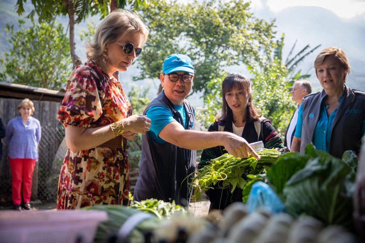 Queen Mathilde of Belgium meet with children and mothers in Hang Lao Chai village in Lao Cai, who are learning about nutritious meals through the UNICEF-supported Nutrition club. Queen Mathilde of Belgium meet with children and mothers in Hang Lao Chai village in Lao Cai, who are learning about nutritious meals through the UNICEF-supported Nutrition club.