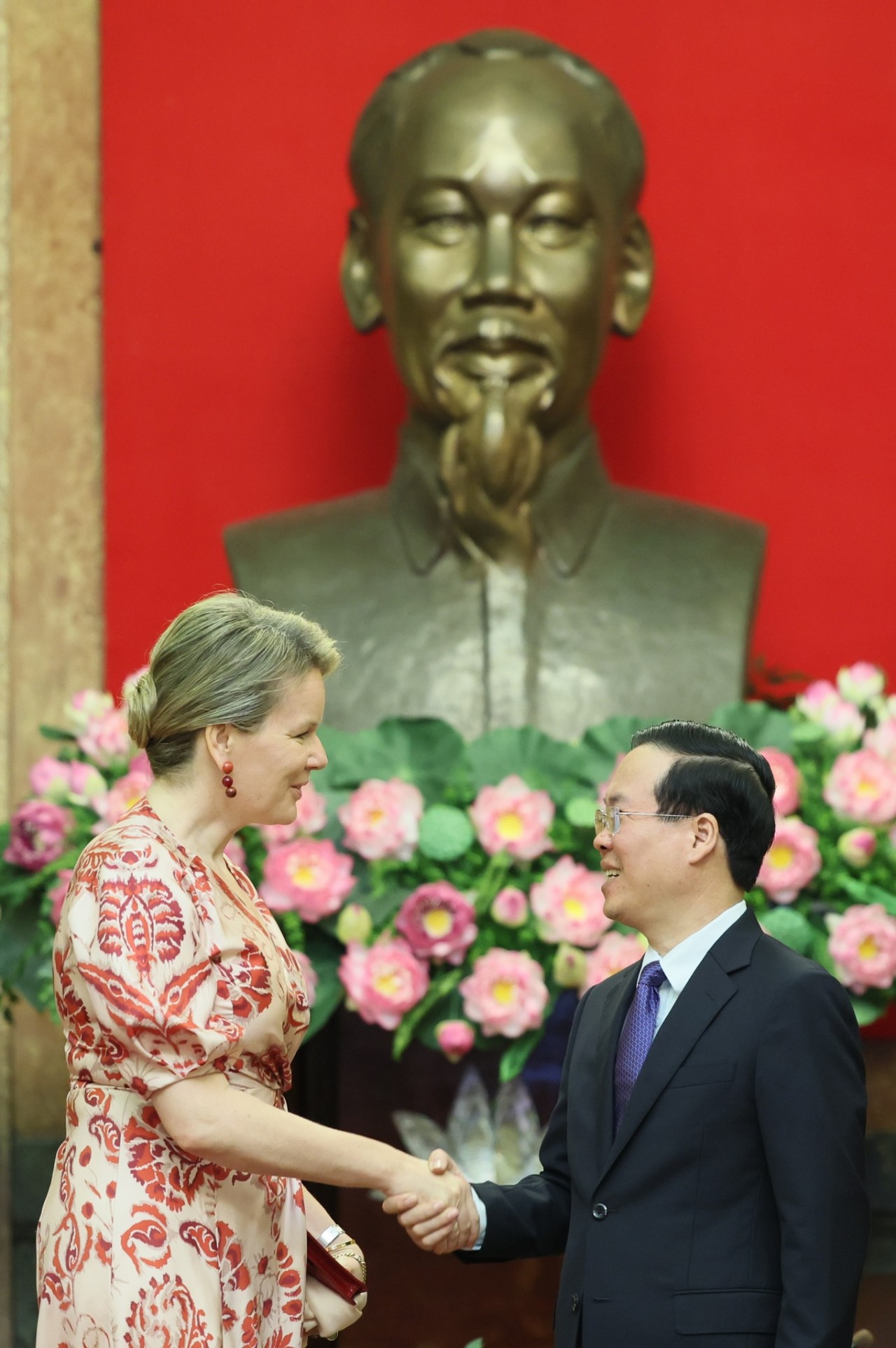 President Vo Van Thuong (R) and Queen Mathilde of Belgium, who is on a visit to Vietnam in her capacity as Honorary President of UNICEF Belgium. President Vo Van Thuong (R) and Queen Mathilde of Belgium, who is on a visit to Vietnam in her capacity as Honorary President of UNICEF Belgium.
