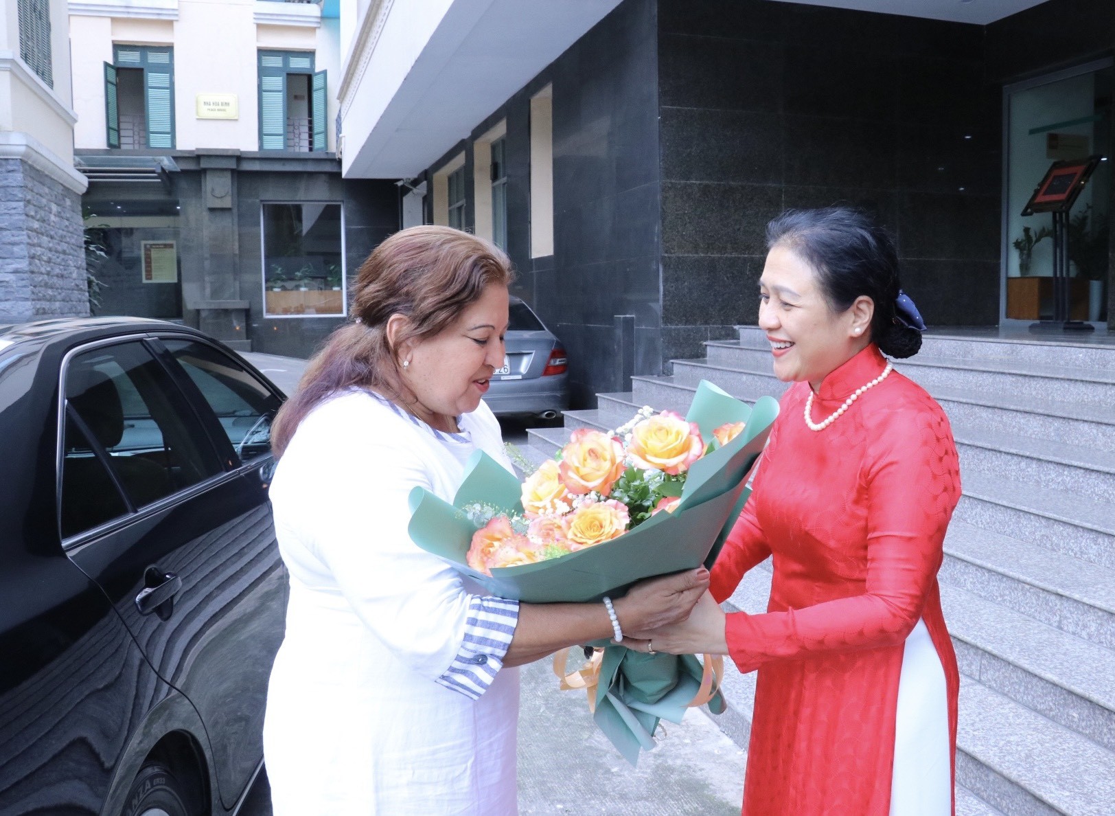 Chủ tịch VUFO Nguyễn Phương Nga (bìa phải) chào đón bà Teresa María Amarelle Boué, Ủy viên Bộ Chính trị, Tổng Thư ký Hội Liên hiệp Phụ nữ Cuba (Ảnh: Thu Hà). Chủ tịch VUFO Nguyễn Phương Nga (bìa phải) chào đón bà Teresa María Amarelle Boué, Ủy viên Bộ Chính trị, Tổng Thư ký Hội Liên hiệp Phụ nữ Cuba (Ảnh: Thu Hà).