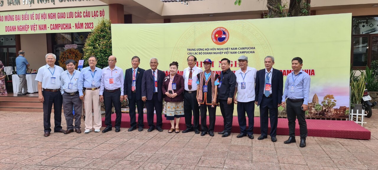 200 thành viên trong CLB Doanh nghiệp Việt Nam - Campuchia gặp gỡ, tìm kiếm cơ hội đầu tư 200 thành viên trong CLB Doanh nghiệp Việt Nam - Campuchia gặp gỡ, tìm kiếm cơ hội đầu tư