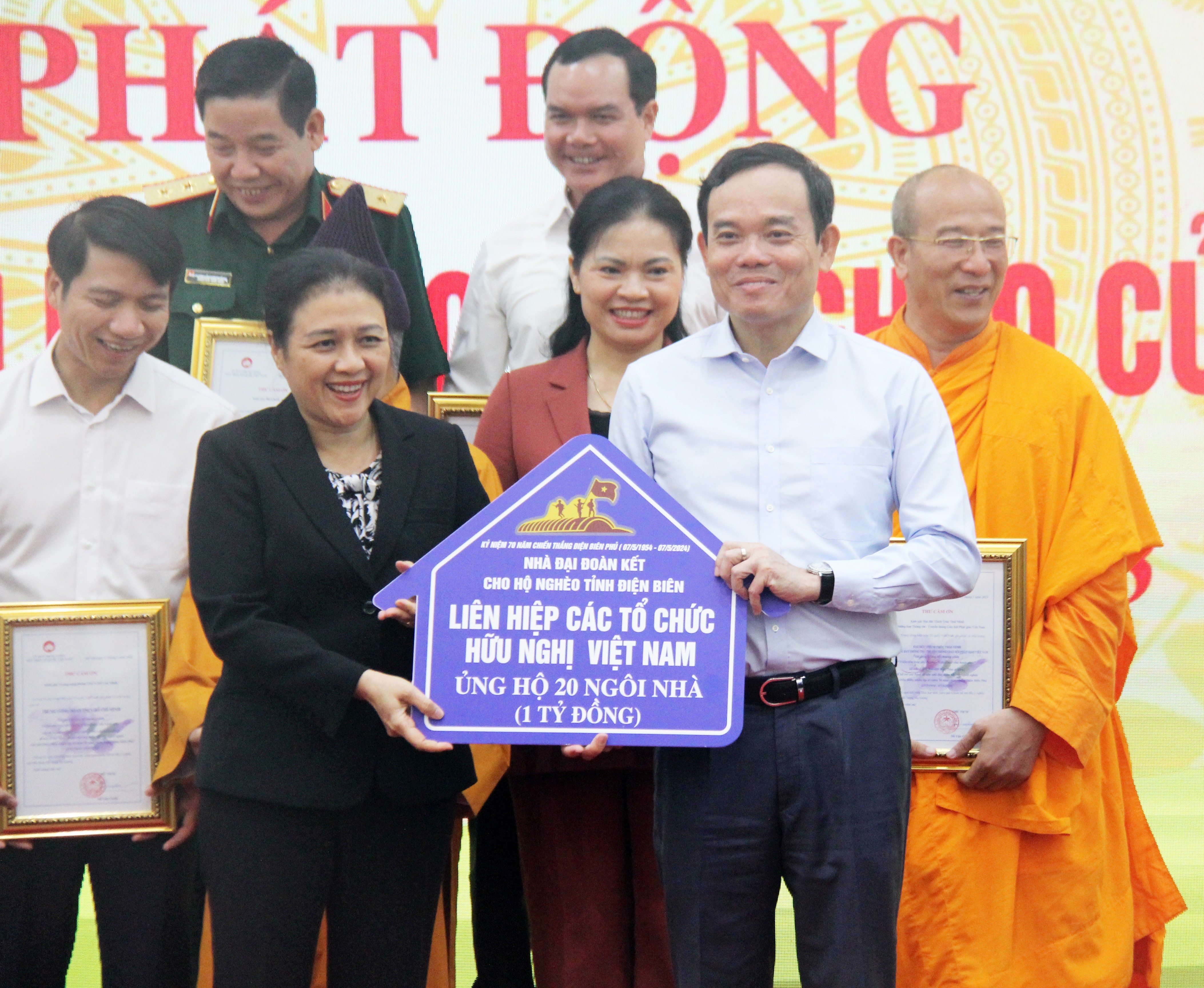 Trao kinh phí hỗ trợ xây dựng 4.000 căn nhà đại đoàn kết cho tỉnh Điện Biên Trao kinh phí hỗ trợ xây dựng 4.000 căn nhà đại đoàn kết cho tỉnh Điện Biên
