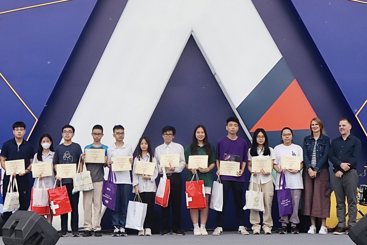 Ban tổ chức trao giải cuộc thi tìm hiểu về văn học châu Âu tại lễ khai mạc (Ảnh: Hạnh Trần). Ban tổ chức trao giải cuộc thi tìm hiểu về văn học châu Âu tại lễ khai mạc (Ảnh: Hạnh Trần).