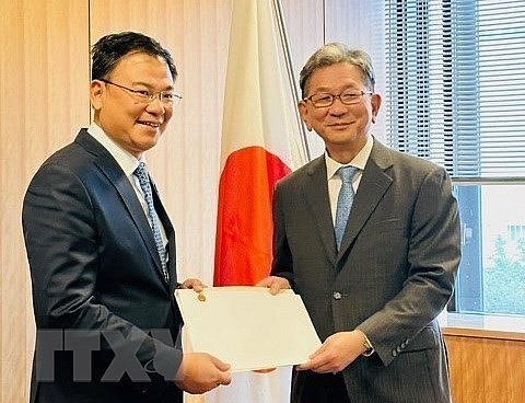 Vietnamese Ambassador Pham Quang Hieu presents a copy of President Vo Van Thuong’s credentials to Japanese Vice Minister for Foreign Affairs Takeo Mori. (Photo: VNA) Vietnamese Ambassador Pham Quang Hieu presents a copy of President Vo Van Thuong’s credentials to Japanese Vice Minister for Foreign Affairs Takeo Mori. (Photo: VNA)