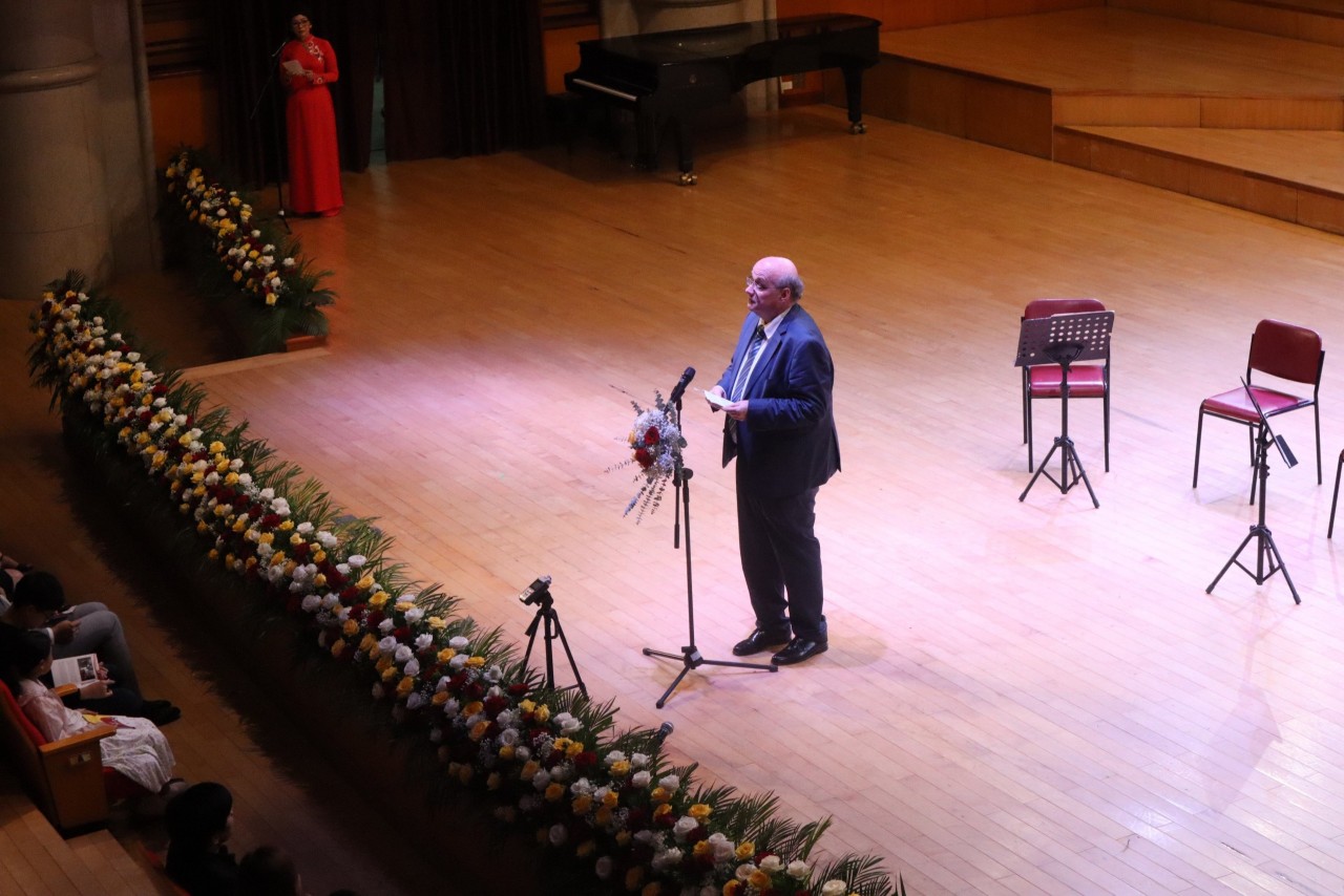 Phát biểu tại đêm nhạc, ông Hans-Peter Glanzer, Đại sứ Cộng hòa Áo tại Việt Nam cho biết, thông qua “Đêm nhạc Áo-Việt Nam“, các nghệ sĩ Việt Nam, trong đó một số từng du học tại Áo và nghệ sĩ đàn accordion đến từ Áo - Jakob Steinkellner - sẽ mang tới cho khán giả một chương trình biểu diễn đa dạng với các tác phẩm âm nhạc từ nhiều khu vực và quốc gia khác nhau, thuộc nhiều thể loại khác nhau từ âm nhạc thế giới, âm nhạc dân gian tới nhạc cổ điển. Phát biểu tại đêm nhạc, ông Hans-Peter Glanzer, Đại sứ Cộng hòa Áo tại Việt Nam cho biết, thông qua “Đêm nhạc Áo-Việt Nam“, các nghệ sĩ Việt Nam, trong đó một số từng du học tại Áo và nghệ sĩ đàn accordion đến từ Áo - Jakob Steinkellner - sẽ mang tới cho khán giả một chương trình biểu diễn đa dạng với các tác phẩm âm nhạc từ nhiều khu vực và quốc gia khác nhau, thuộc nhiều thể loại khác nhau từ âm nhạc thế giới, âm nhạc dân gian tới nhạc cổ điển.