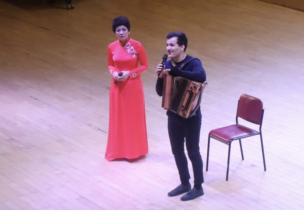 Nhạc sĩ, nghệ sỹ accordion Jakob Steinkellner cũng đã chia sẻ tới khán giả những hoàn cảnh sáng tác những tác phẩm của ông. Đồng thời thể hiện niềm vui khi được đón nhận từ khán giả. Nhạc sĩ, nghệ sỹ accordion Jakob Steinkellner cũng đã chia sẻ tới khán giả những hoàn cảnh sáng tác những tác phẩm của ông. Đồng thời thể hiện niềm vui khi được đón nhận từ khán giả.