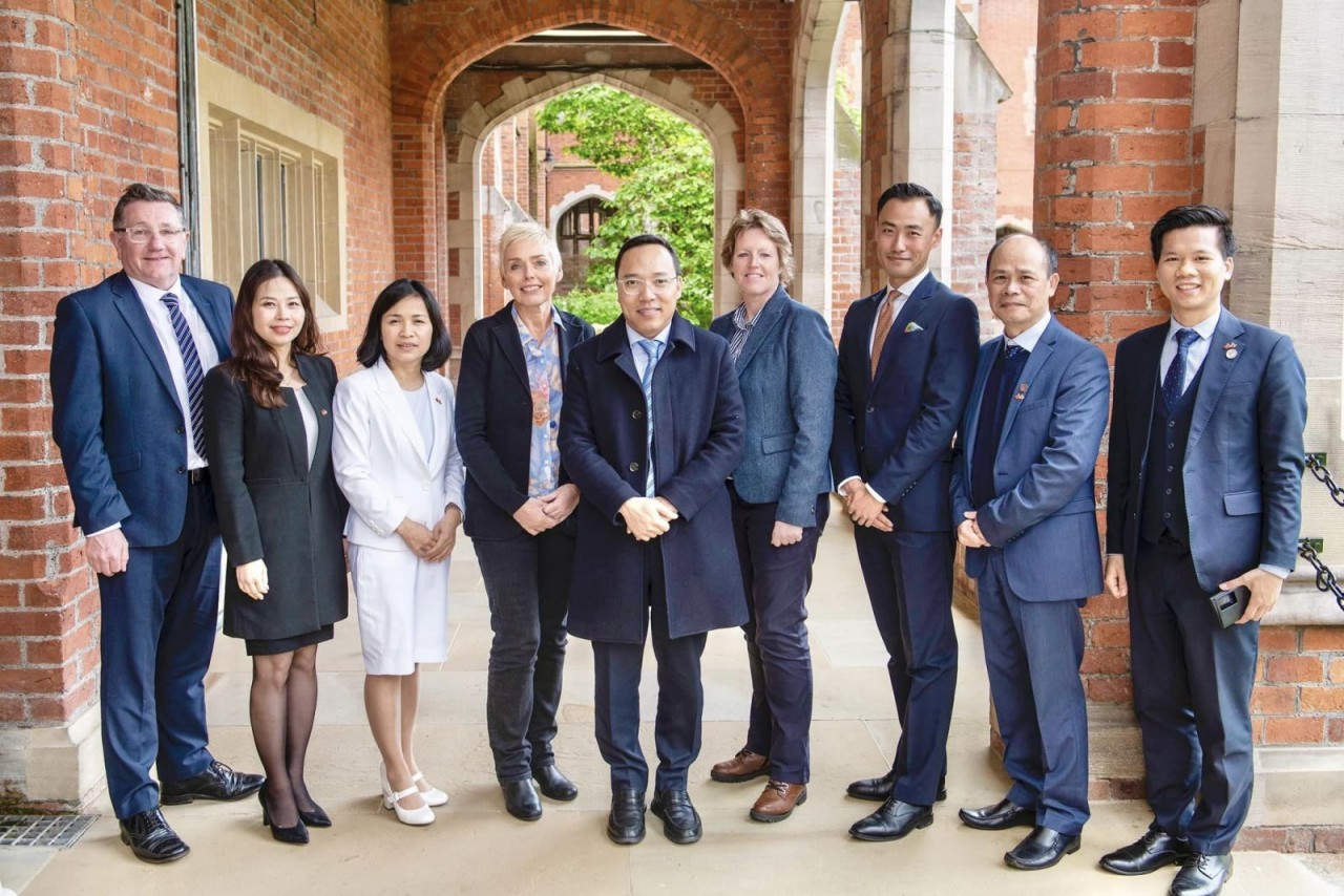 Ambassador Nguyen Hoang Long with Queen's University Belfast Vice-Chancellor Helen McCarthy (4th from left) and professors and lecturers at Queen's Belfast. Photo: VNA Ambassador Nguyen Hoang Long with Queen's University Belfast Vice-Chancellor Helen McCarthy (4th from left) and professors and lecturers at Queen's Belfast. Photo: VNA