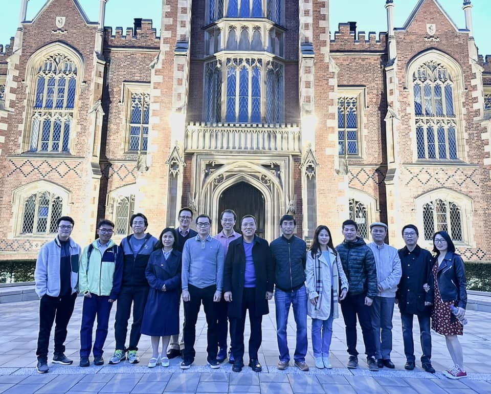Delegation of the Vietnamese Embassy in the UK took commemorative photos with Vietnamese professors, lecturers and doctoral students at Queen's University Belfast. Photo: VNA Delegation of the Vietnamese Embassy in the UK took commemorative photos with Vietnamese professors, lecturers and doctoral students at Queen's University Belfast. Photo: VNA