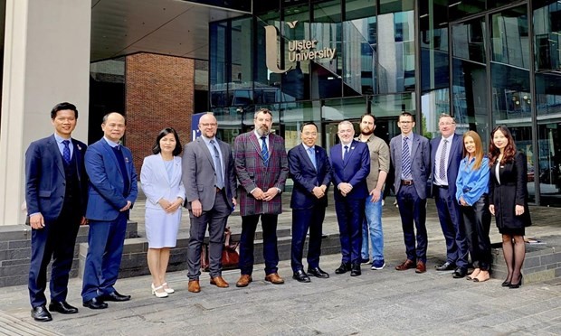 Ambassador Nguyen Hoang Long (6th from left) and lecturers of the Ulster University. Photo: VNA Ambassador Nguyen Hoang Long (6th from left) and lecturers of the Ulster University. Photo: VNA