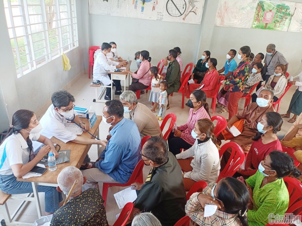 A delegation of doctors from Can Tho city examines people in Siem Reap province. Photo: CTV A delegation of doctors from Can Tho city examines people in Siem Reap province. Photo: CTV