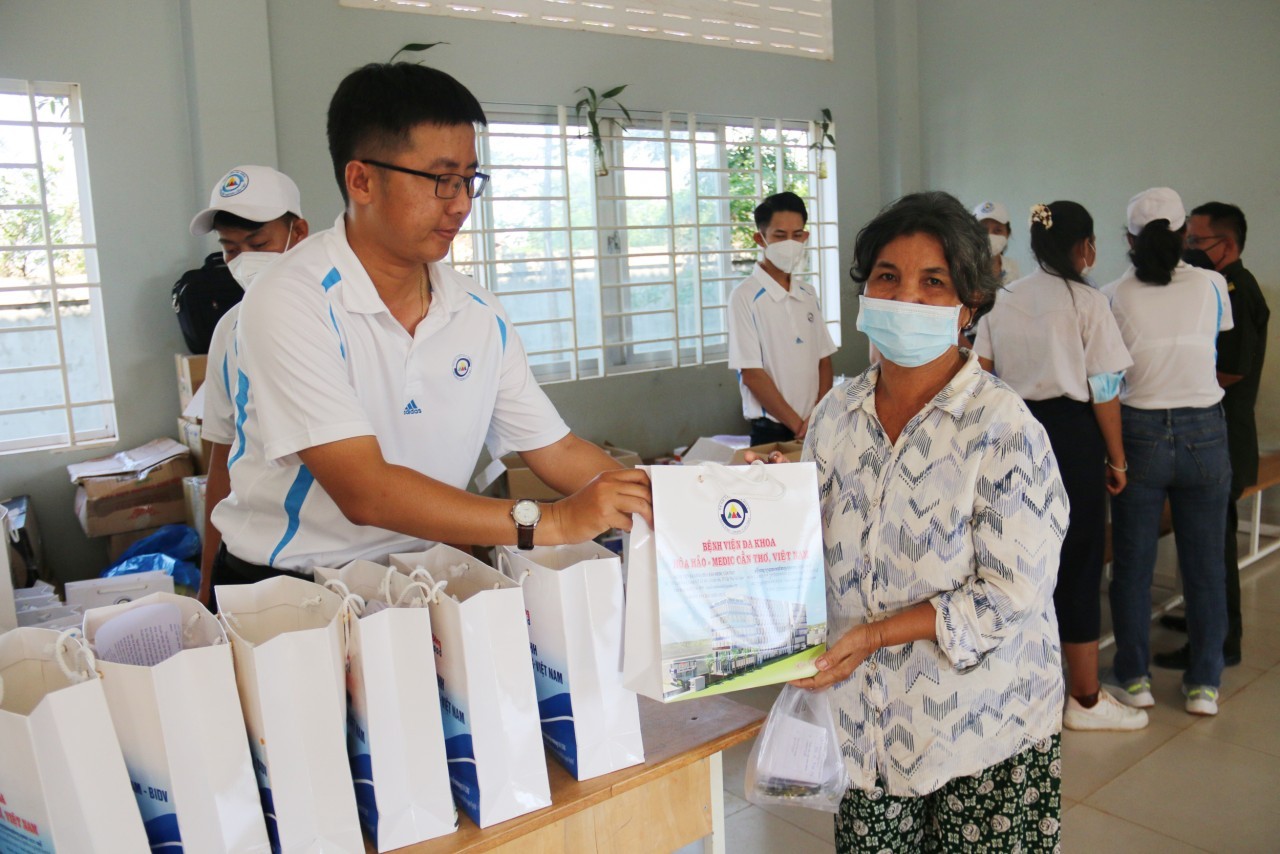 Locals receives free medicines and gifts. Photo: Can Tho Online Locals receives free medicines and gifts. Photo: Can Tho Online