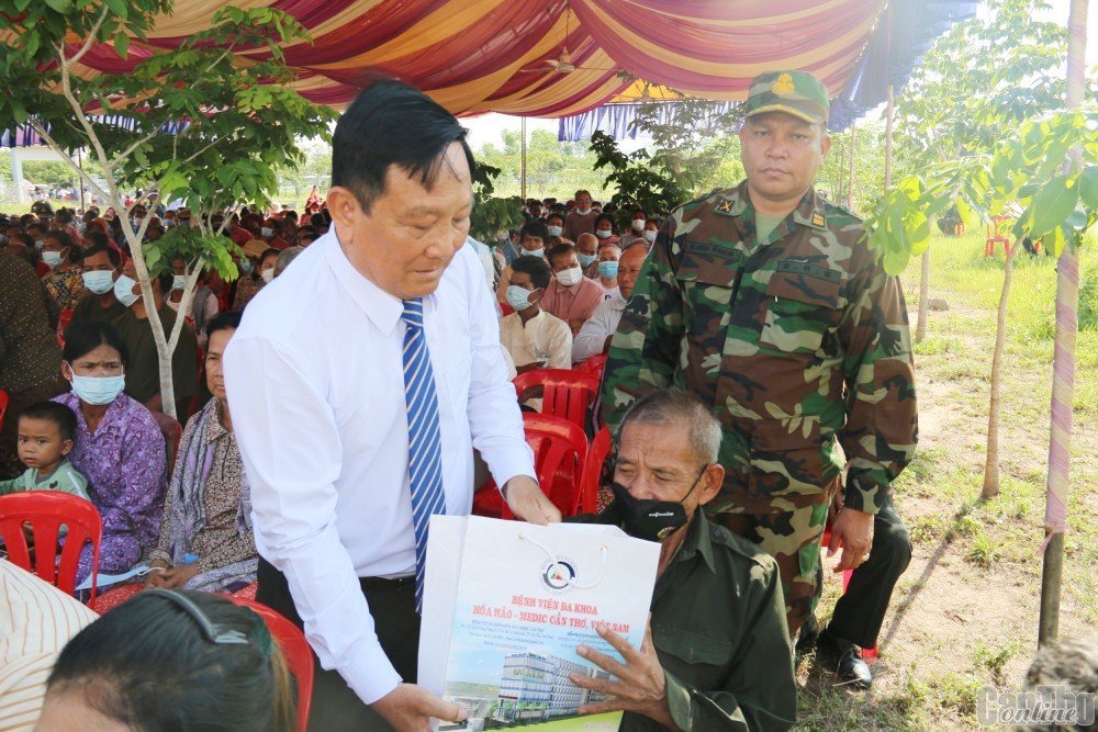 Major General Vu Cao Quan, member of the Directors Board of Hoa Hao-Medic Can Tho General Hospital, hands over gift packages to locals. Photo: Can Tho Online Major General Vu Cao Quan, member of the Directors Board of Hoa Hao-Medic Can Tho General Hospital, hands over gift packages to locals. Photo: Can Tho Online