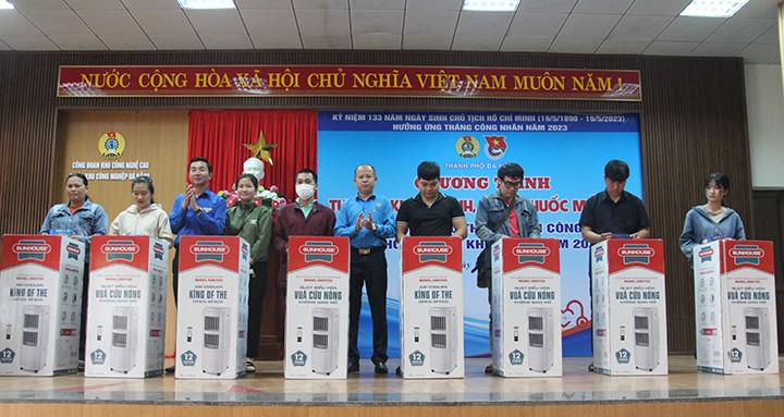 Tổ chức khám, cấp phát thuốc và trao 300 suất quà cho công nhân khó khăn tại quận Liên Chiểu Tổ chức khám, cấp phát thuốc và trao 300 suất quà cho công nhân khó khăn tại quận Liên Chiểu