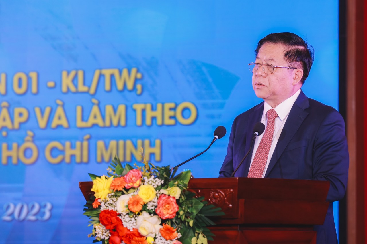 Biểu dương các cá nhân, tập thể học tập và làm theo đạo đức Hồ Chí Minh trong các cấp Công đoàn Biểu dương các cá nhân, tập thể học tập và làm theo đạo đức Hồ Chí Minh trong các cấp Công đoàn
