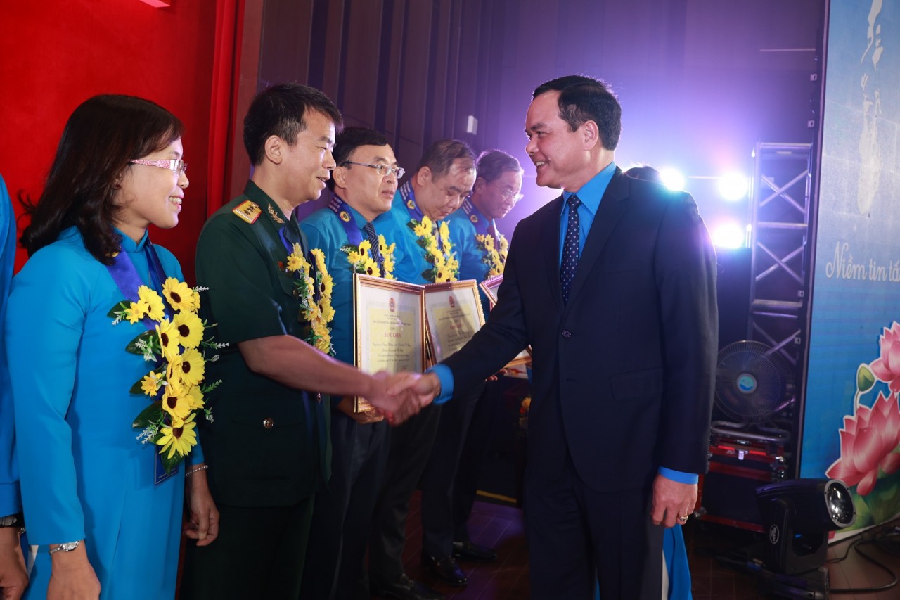 Biểu dương các cá nhân, tập thể học tập và làm theo đạo đức Hồ Chí Minh trong các cấp Công đoàn Biểu dương các cá nhân, tập thể học tập và làm theo đạo đức Hồ Chí Minh trong các cấp Công đoàn