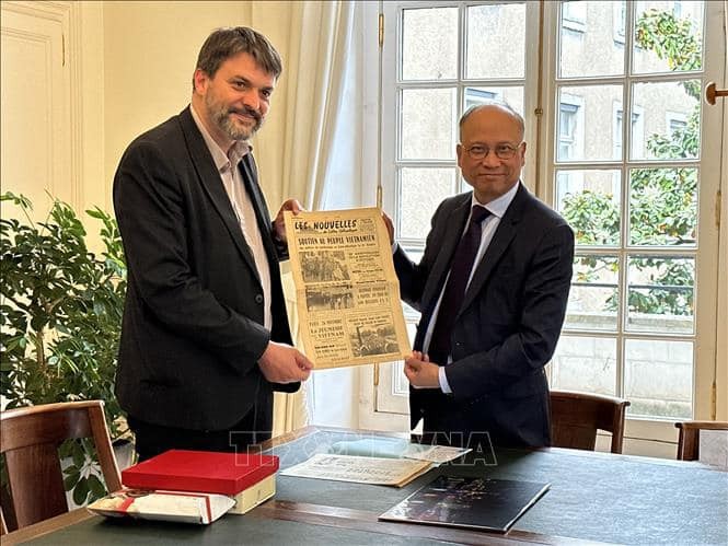 Deputy Mayor of Nantes city Aymeric Seassau (L) presents Ambassador Dinh Toan Thang with the original versions of two local newspapers that were issued in November 1968 and featured articles showing support for Vietnam in the fight against the US imperialists. Photo: VNA Deputy Mayor of Nantes city Aymeric Seassau (L) presents Ambassador Dinh Toan Thang with the original versions of two local newspapers that were issued in November 1968 and featured articles showing support for Vietnam in the fight against the US imperialists. Photo: VNA