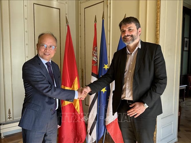 Deputy Mayor of Nantes city Aymeric Seassau and Ambassador Dinh Toan Thang. Photo: VNA Deputy Mayor of Nantes city Aymeric Seassau and Ambassador Dinh Toan Thang. Photo: VNA
