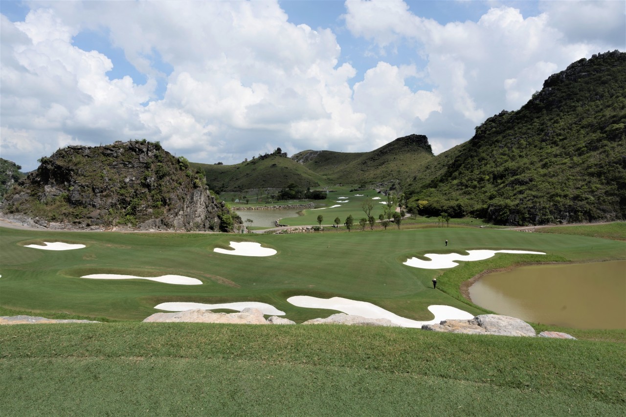 Hố số 17 sân gôn Legend Valley Country Club. Hố số 17 sân gôn Legend Valley Country Club.