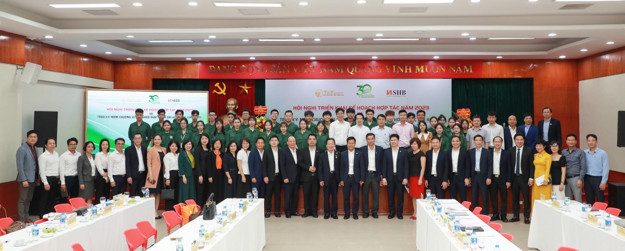 GS.TS Lê Quân và doanh nhân Đỗ Quang Hiển chụp ảnh lưu niệm với các thế hệ cán bộ giảng viên, sinh viên ĐHQGHN. GS.TS Lê Quân và doanh nhân Đỗ Quang Hiển chụp ảnh lưu niệm với các thế hệ cán bộ giảng viên, sinh viên ĐHQGHN.