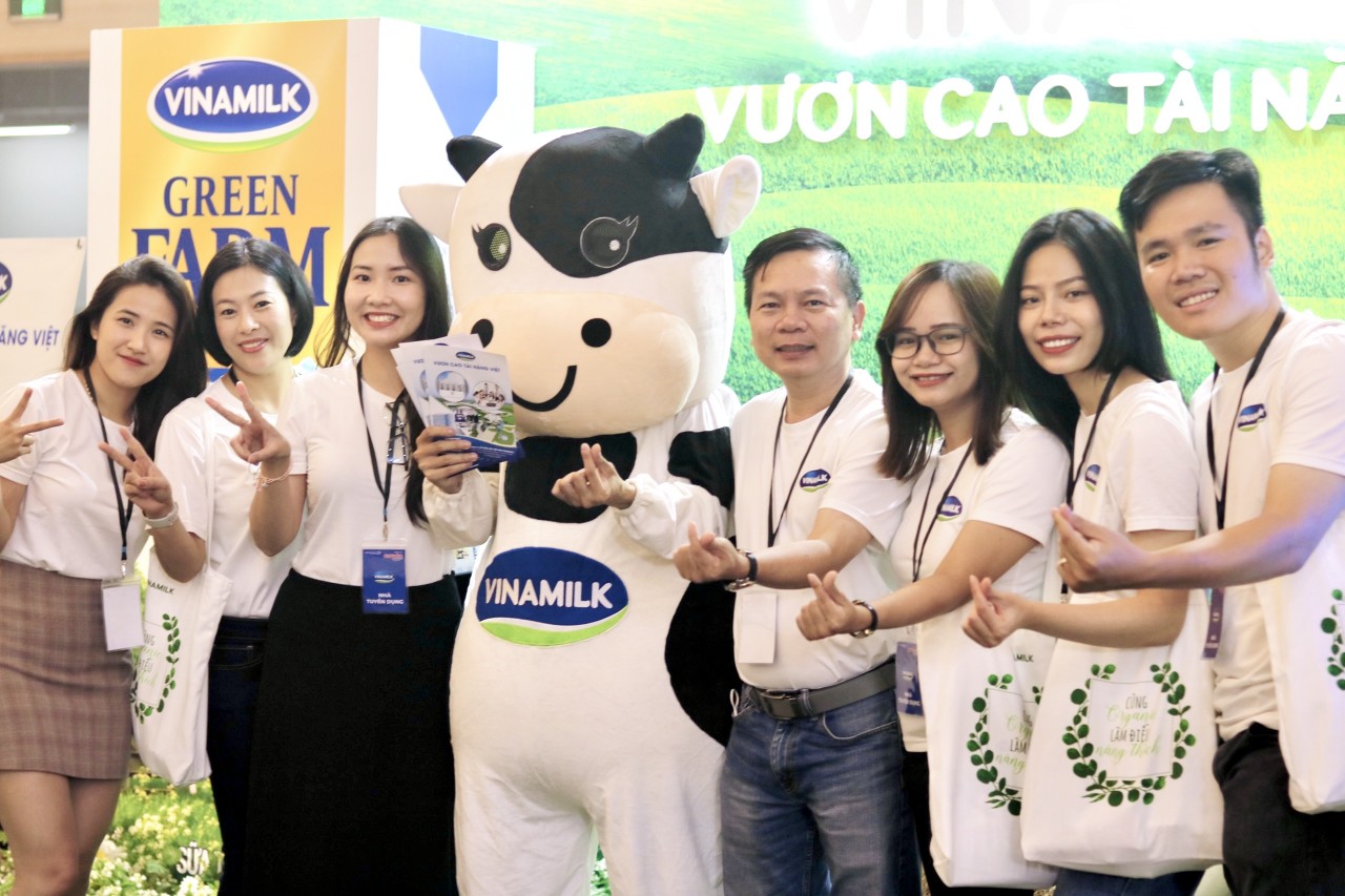 Vinamilk tiếp tục dẫn đầu danh sách Nhà tuyển dụng được yêu thích nhất năm 2022 của CareerBuilder. Vinamilk tiếp tục dẫn đầu danh sách Nhà tuyển dụng được yêu thích nhất năm 2022 của CareerBuilder.