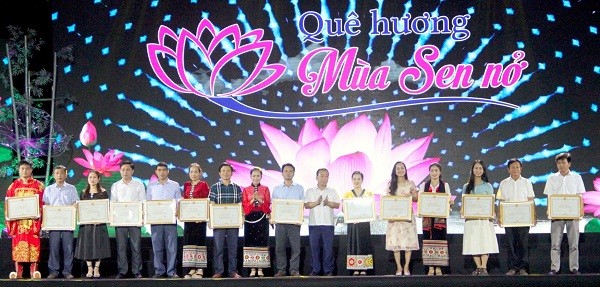 Ấn tượng lễ hội đường phố "Quê hương mùa sen nở"