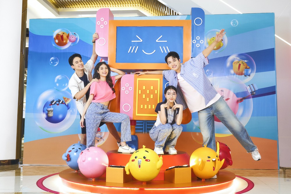 Vincom mang thế giới Emoji bước ra đời thực, dẫn đầu xu hướng check-in mùa hè này. Vincom mang thế giới Emoji bước ra đời thực, dẫn đầu xu hướng check-in mùa hè này.