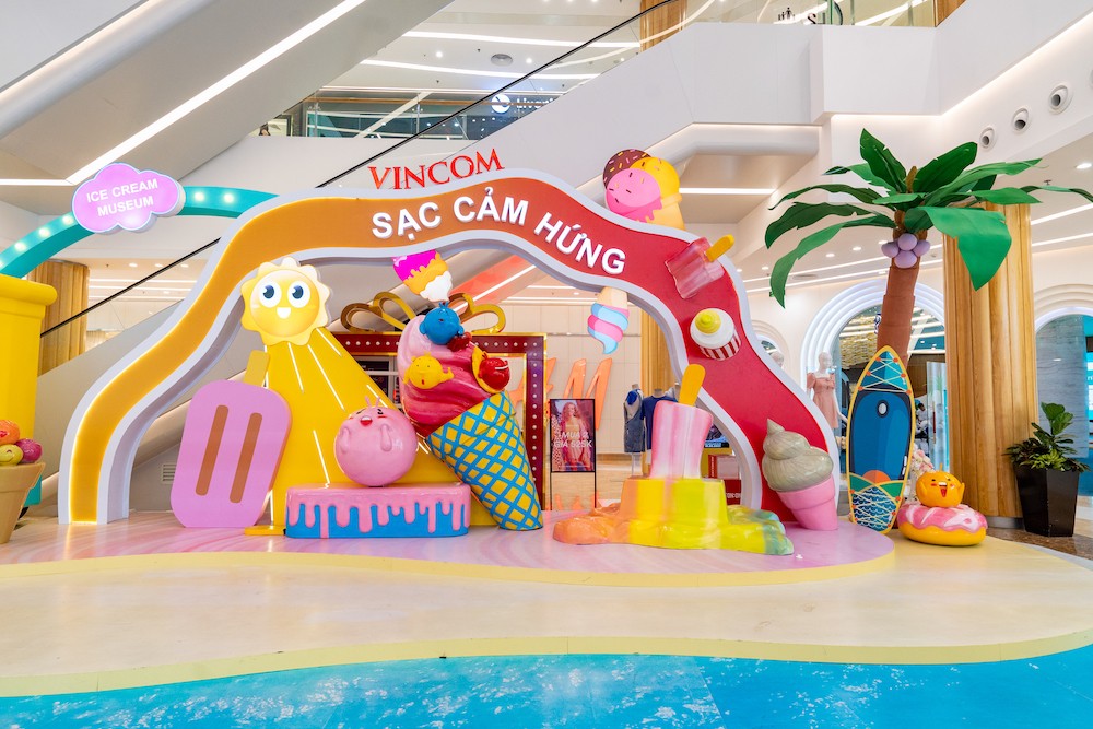 Bật công tắc “mát lịm Giới trẻ nô nức check-in loạt toạ độ Emoji khổng lồ khắp các trung tâm thương mại