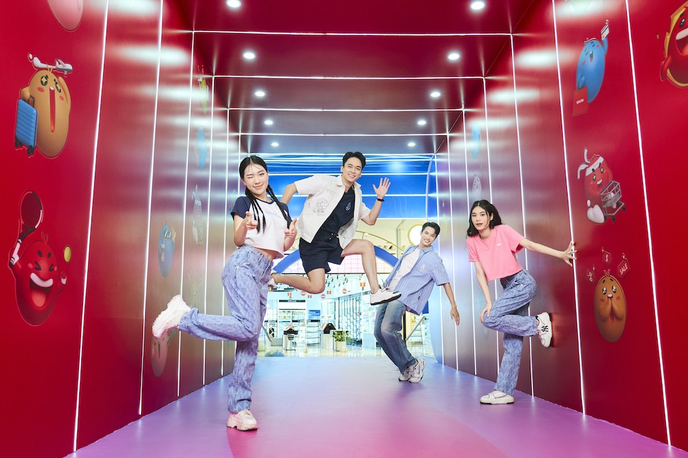 GenZ rủ nhau bắt trend “making my way”, tạo dáng cực “chất” bên trong đường hầm cảm xúc tại Vincom Mega Mall Smart City. GenZ rủ nhau bắt trend “making my way”, tạo dáng cực “chất” bên trong đường hầm cảm xúc tại Vincom Mega Mall Smart City.