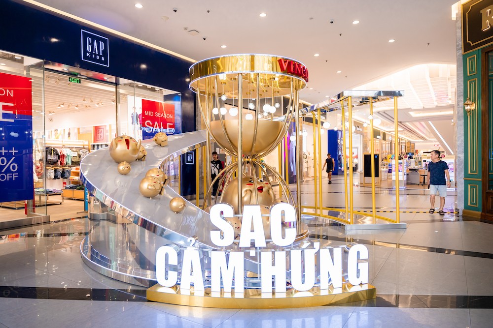 Mô hình đồng hồ cát với tone màu vàng gold chủ đạo hứa hẹn là điểm check-in sang chảnh cho các “dân chơi” Sài Thành. Mô hình đồng hồ cát với tone màu vàng gold chủ đạo hứa hẹn là điểm check-in sang chảnh cho các “dân chơi” Sài Thành.