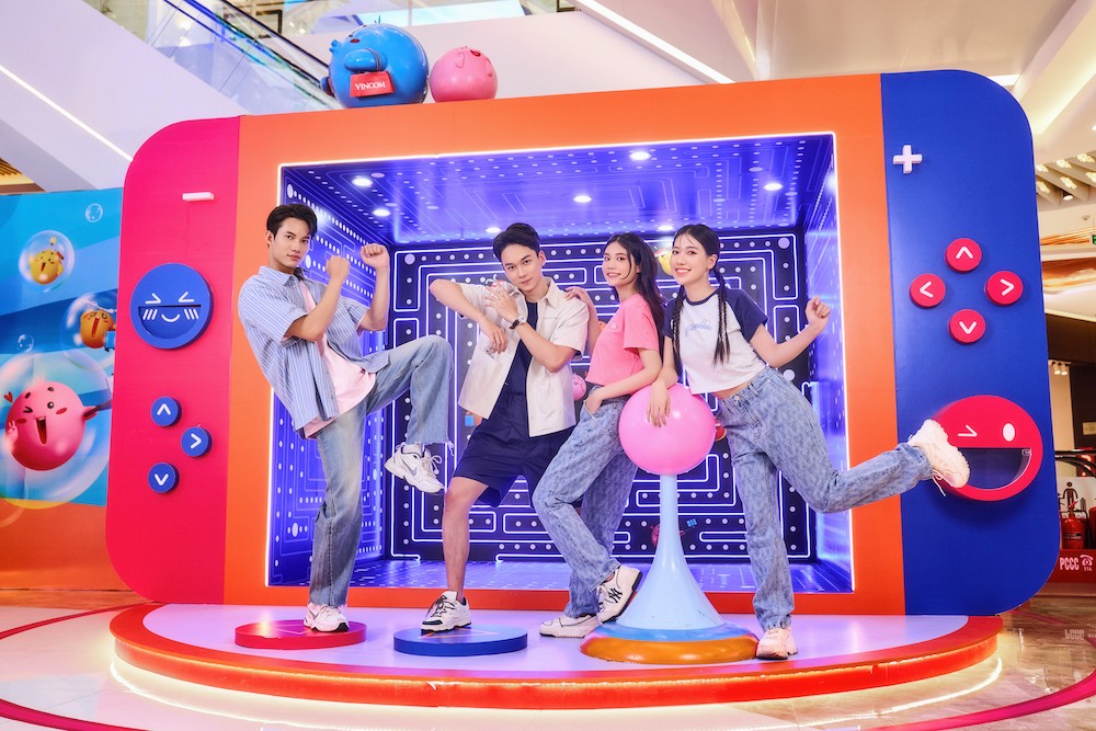 Đụng độ nhóm bạn trẻ trong trang phục ADLV đang tạo dáng cực chất tại siêu máy game khổng lồ chỉ có tại Vincom Mega Mall Smart City. Đụng độ nhóm bạn trẻ trong trang phục ADLV đang tạo dáng cực chất tại siêu máy game khổng lồ chỉ có tại Vincom Mega Mall Smart City.