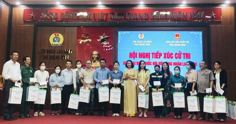Trao tặng 150 suất quà cho công nhân lao động khó khăn ở Quảng Bình Trao tặng 150 suất quà cho công nhân lao động khó khăn ở Quảng Bình