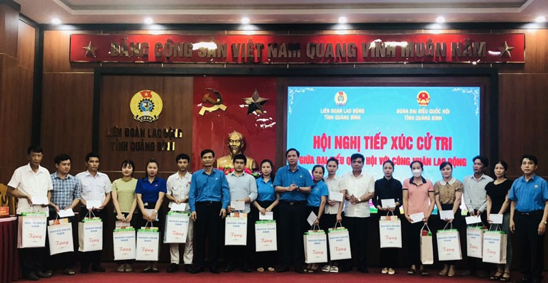 Trao tặng 150 suất quà cho công nhân lao động khó khăn ở Quảng Bình Trao tặng 150 suất quà cho công nhân lao động khó khăn ở Quảng Bình