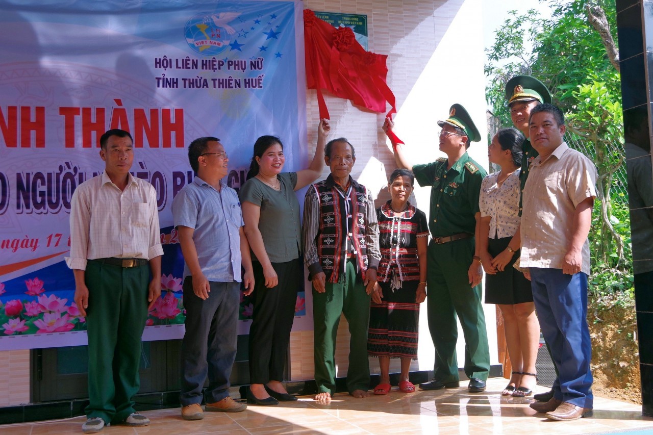 Đại diện Bộ chỉ huy các đơn vị và chính quyền địa phương kéo băng khánh thành nhà cho gia đình ông Văn Leng, xã Quảng Nhâm, huyện A Lưới. Đại diện Bộ chỉ huy các đơn vị và chính quyền địa phương kéo băng khánh thành nhà cho gia đình ông Văn Leng, xã Quảng Nhâm, huyện A Lưới.
